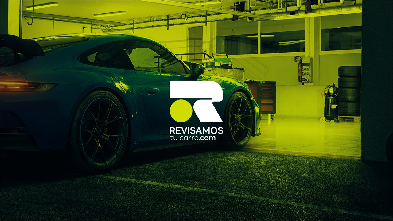 Auto deportivo verde con el isotipo de Revisamos Tu Carro